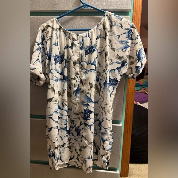 Blue and white floral top - Picture 3 of 4